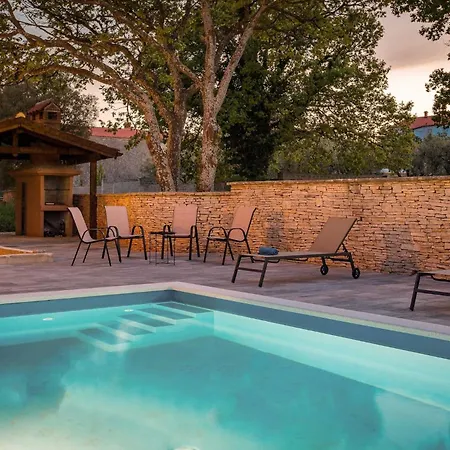 Cesare 2 With Shared Pool Апартаменты
