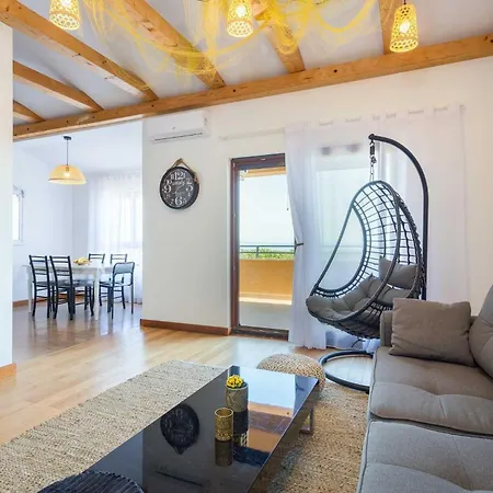 Cesare 2 With Shared Pool Apartamento Ližnjan