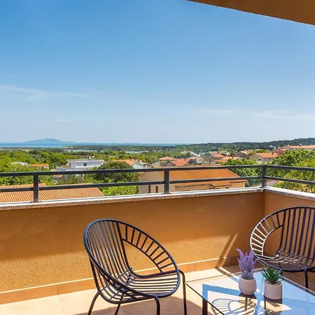 Cesare 2 With Shared Pool Apartamento