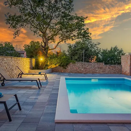 Apartamento Cesare 2 With Shared Pool