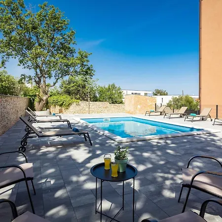 Cesare 2 With Shared Pool Апартаменты *
