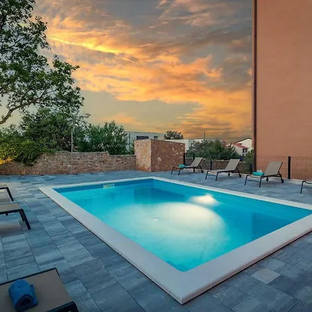 Cesare 2 With Shared Pool Apartamento *
