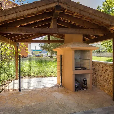 Διαμέρισμα Cesare 2 With Shared Pool